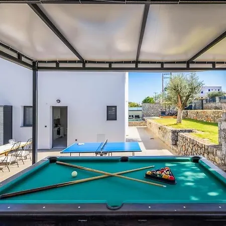 Sleeps 4 Pool Air Con Wifi Λίνδος