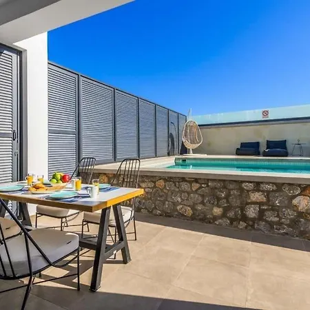 Sleeps 4 Pool Air Con Wifi Villa