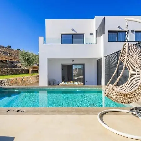 Villa Sleeps 4 Pool Air Con Wifi *